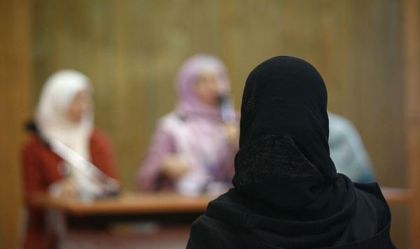 马克龙禁止穆斯林女学生在法国学校穿长袍