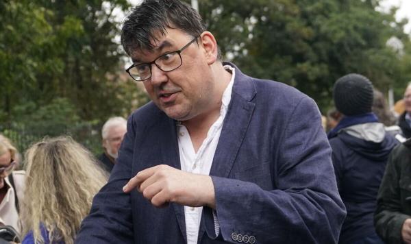 《被取消的泰德之父》创作者Graham Linehan：“我们生活在永远的敲诈状态中”