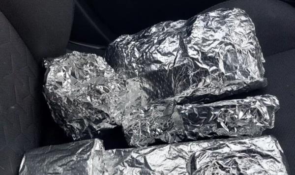 抠门的英国人把圣诞礼物像盒饭一样用锡纸包装