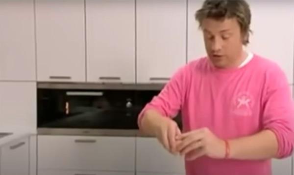 杰米·奥利弗用完美的煎蛋卷食谱震惊了粉丝们——“我吃过的最好吃的”