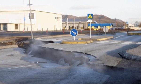 冰岛火山鬼城被地震撕裂