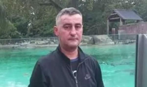 可怕的桥梁倒塌后，一名男子跌落到活生生的英国铁路线上，戏剧性的救援