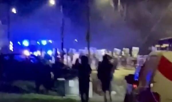 在英国小镇，防暴警察被烟花击中，一名警察迅速赶往医院