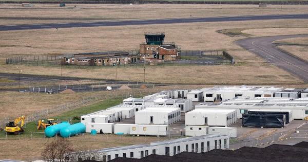 英国皇家空军基地将容纳2000名寻求庇护者，因为在陆地上发现了未爆炸的炸弹