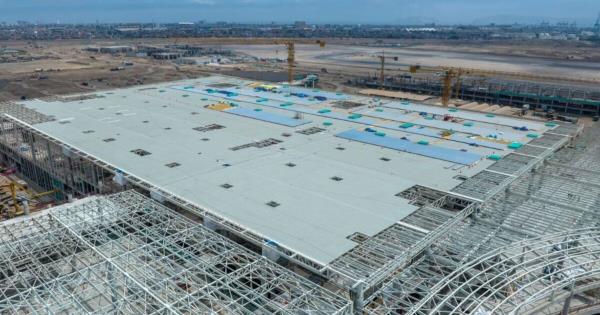 这个国家正在建设一个耗资13亿英镑的新机场，这个机场很大，基本上相当于一个城市