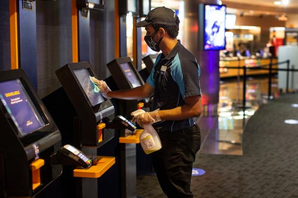 Cineplex对在线预订收取1.5美元的额外费用