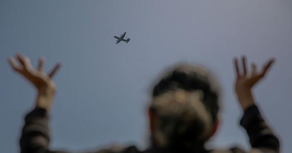 巴勒斯坦人在试图取回物资时溺水身亡，哈马斯呼吁停止空投援助物资