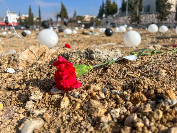 土耳其在去年地震的废墟中哀悼成千上万的死者