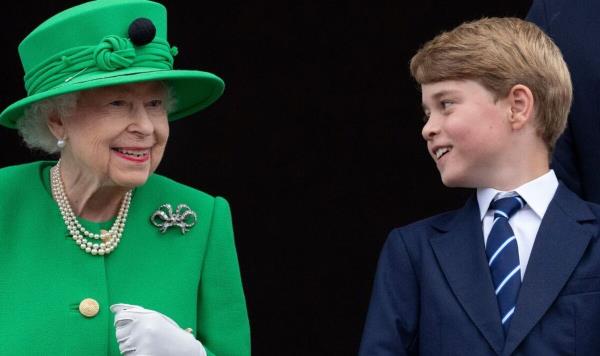 乔治王子收到了价值1万英镑的手镯，这是伊丽莎白女王送给他的非常节俭的礼物