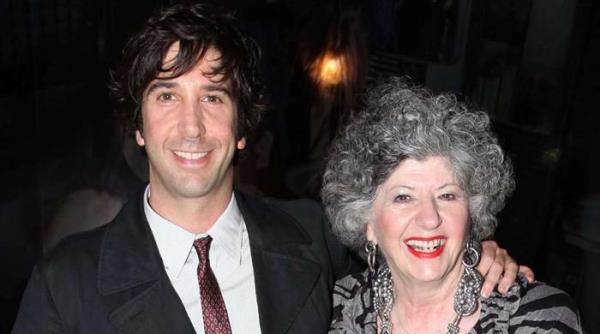 大卫·修默(David Schwimmer)透露了他“强大的精英”母亲的秘密