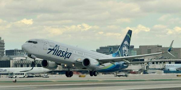 阿拉斯加航空公司一架飞机在半空中引擎故障后被迫返航
