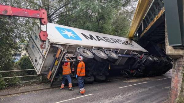 4个月内第二起铁路桥货车撞车事故令人沮丧