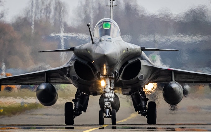 战斗机因担心核电站而紧急起飞后，飞行员向村庄“倾倒毒品”