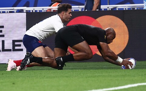 Mark Telea scores a try