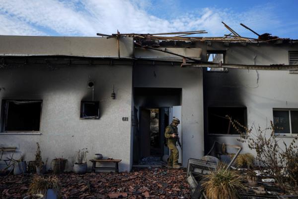 以色列轰炸加沙地区，那里的平民被告知要寻求庇护，调停者试图打开援助通道