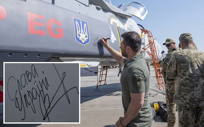 President Volodymyr Zelenskyy meets with servicemembers of the Ukrainian Air Force