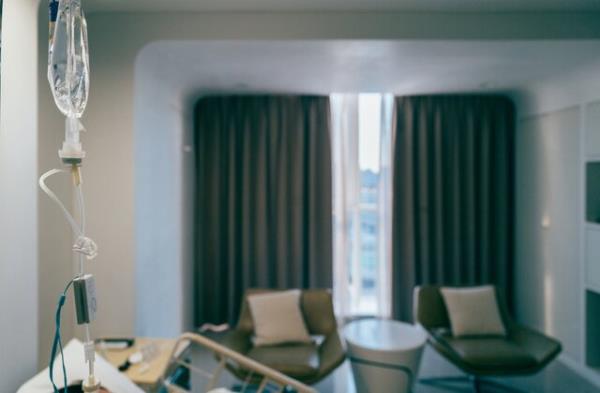 美国医疗保险保费上涨7%，家庭保费接近2.4万美元