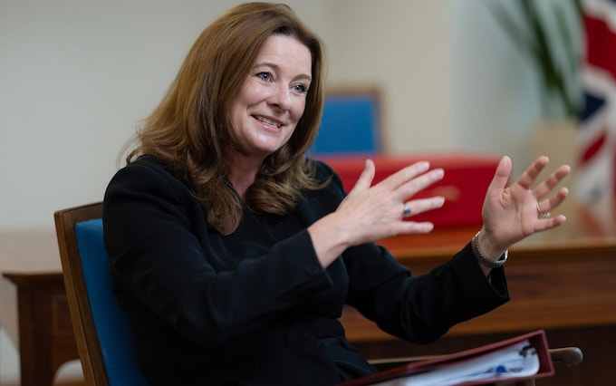 回到学校来，吉莉安·基冈敦促学生们因流行病而士气低落