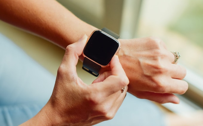 英国国家医疗服务体系将使用fitbit式手表为流感和Covid患者创建“虚拟病房”