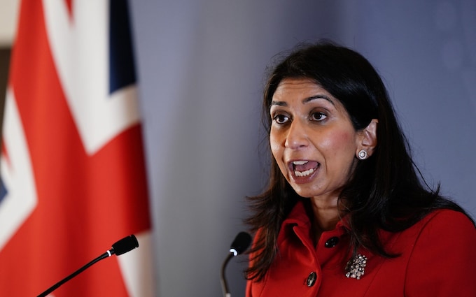 苏拉·布雷弗曼宣布，指导小船移民撒谎的“狡诈”律师将面临终身监禁