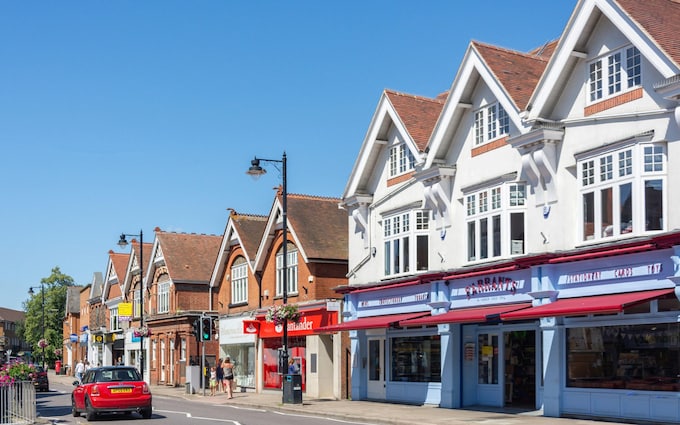 苏塞克斯公爵夫人摄影师米桑·哈里曼指责萨里商店存在种族歧视