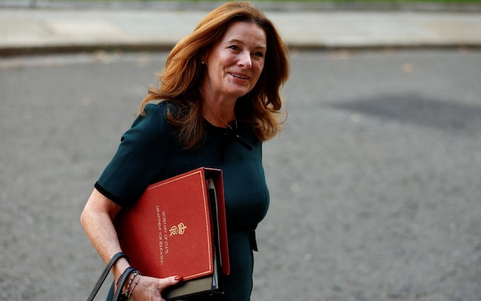 吉莉安·基冈将派一队人去伯明翰处理学校的具体危机