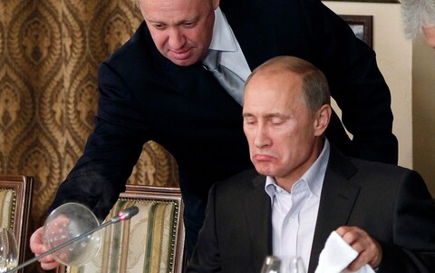 Yevgeny Prigozhin serves food to Putin in 2011