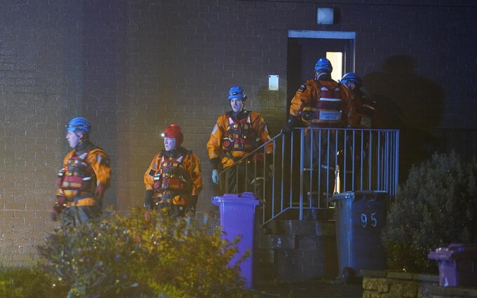 英国最新天气：风暴“巴贝特”连根拔起树木，造成公路和铁路混乱