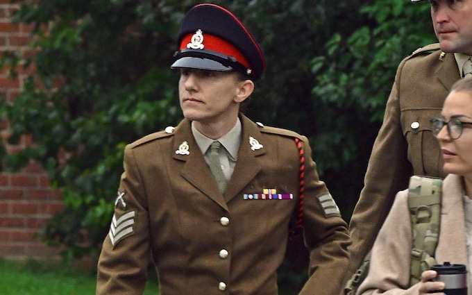 女军士因为舔同事的额头和拉下她的裤子而被降职