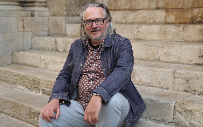 作家查理·希格森说，詹姆斯·邦德“不应该是拿着枪的雅各布·里斯·莫格”