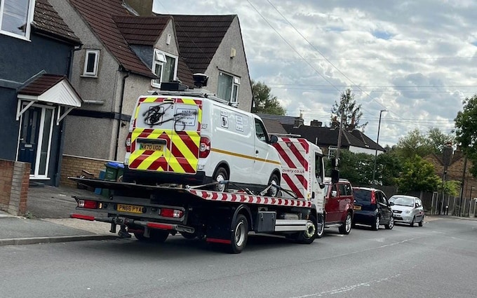 乌列斯抗议者破坏了用于执行规则的货车