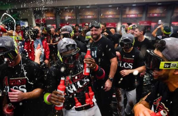 在全国职业棒球大联盟(nds)第3场比赛中，D-Backs击出创纪录的4支全垒打，以4比2横扫道奇队