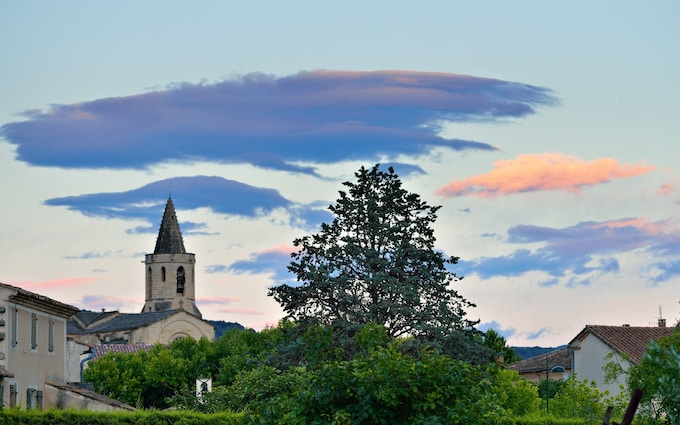 丈夫被指控招募性侵者强奸妻子的聊天室仍在上线
