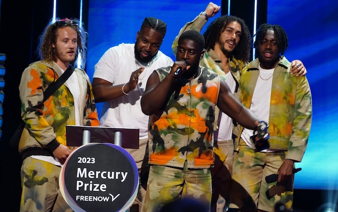 毕业于伊顿公学的乔·阿蒙-琼斯是水星奖得主乐队Ezra Collective的成员