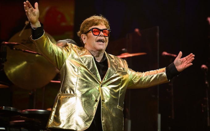 埃尔顿·约翰爵士为凯文·史派西性侵案作证