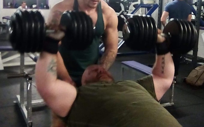 健美运动员起诉英国国家医疗服务体系“手术拙劣”，然后上传了自己在健身房的视频