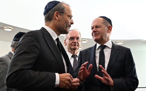 Mr Scholz (right) with Felix Klein, the federal government commissio<em></em>ner for anti-Semitism (left) during the opening of the Weill-Synagogue in Dessau-Rosslau