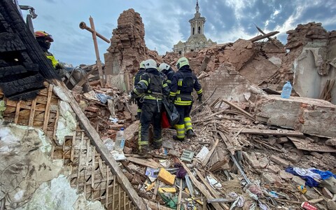 俄罗斯导弹袭击后，身穿蜘蛛侠睡衣的儿子的尸体从废墟中被救出，父亲惊恐万分