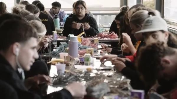 社交媒体对土著编织帖子的反应显示种族主义“抬头”