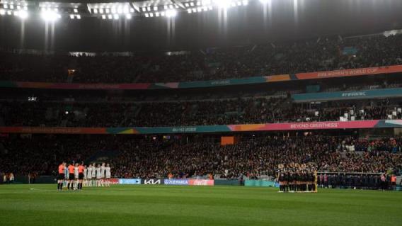 国际足联女足世界杯球队纪念奥克兰枪击案的受害者