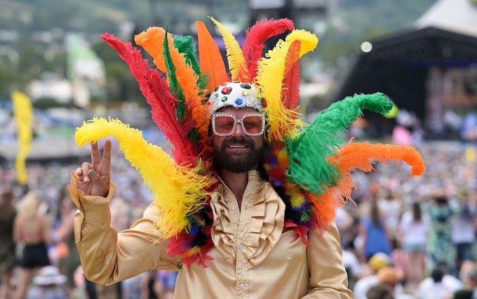 埃尔顿·约翰的粉丝们在格拉斯顿伯里的金字塔舞台前等了几个小时，没有上厕所的时间