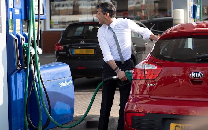 由于Rishi Sunak淡化了净零承诺，汽油车禁令可能会被推迟