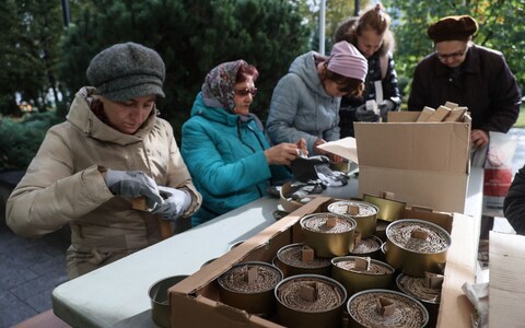 Muscovites make trench candles for the Russian military on the grounds of the Martha and Mary Co<em></em>nvent in central Moscow on October 11, 2023