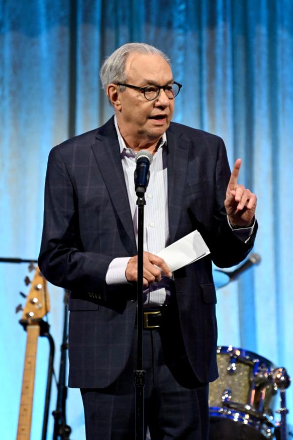 路易斯·布莱克还在生气，但他很高兴见到你