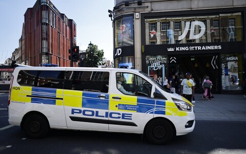 Police descended on Oxford Street to co<em></em>nfront the mob