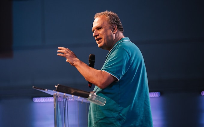 名誉扫地的灵魂幸存者牧师麦克·皮拉瓦奇可能被禁止从事与儿童有关的工作