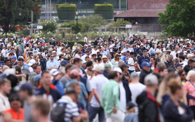 温网球迷因等待安检而错过比赛，导致排队混乱