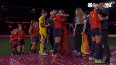 前西班牙足总主席称詹妮·赫莫索之吻“高贵”，但后悔抓胯部