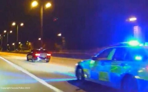 看点：男子从盖特威克机场偷出租车，引发时速130英里的警察追捕