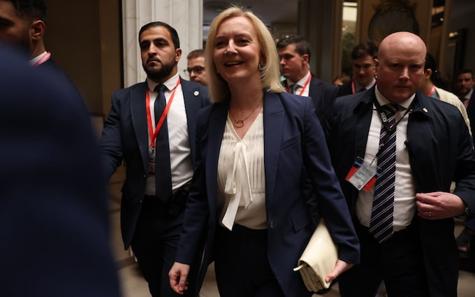 特拉斯和她的支持者似乎不明白的是，这场大流行仍然需要付出代价